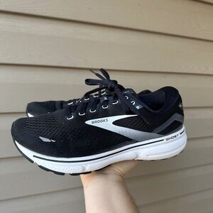 Black and white Brooks Ghost 15 wide (d) 8